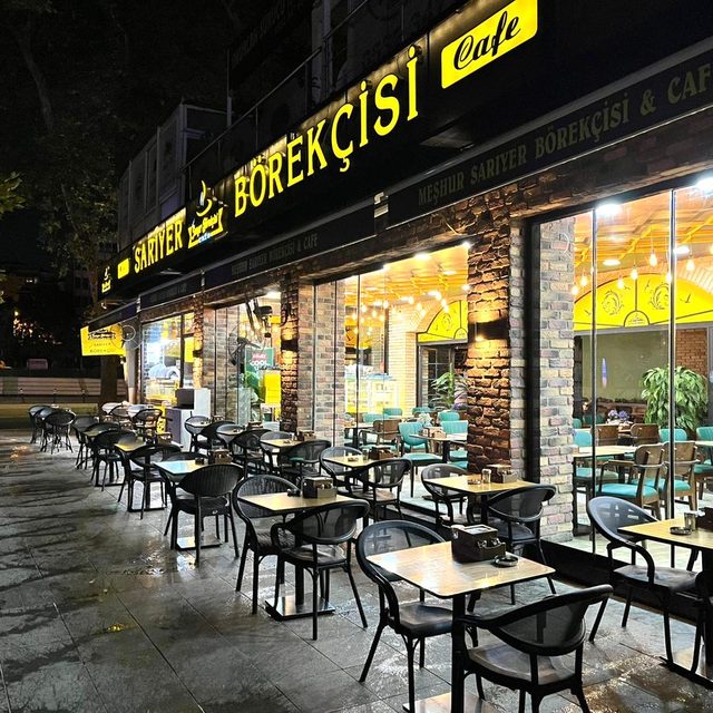 Dükkânın caddeden akşam görünümü ve dışarıdaki oturma alanı