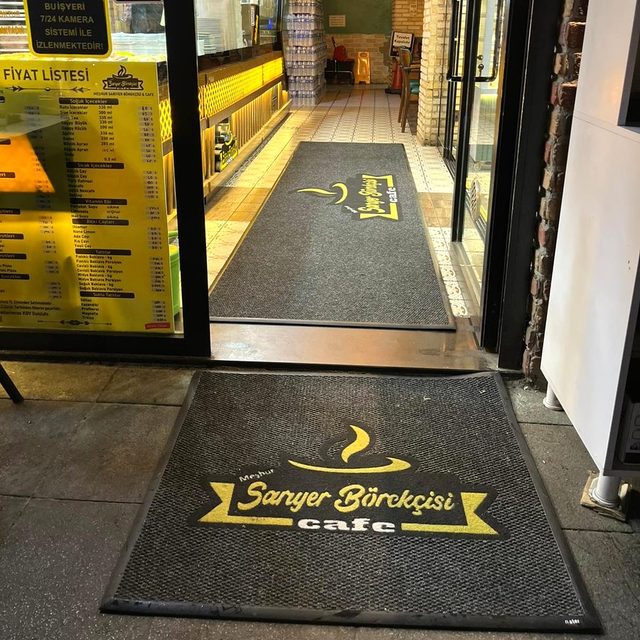 Dükkân girişi, kapı önü ve fiyat listesi