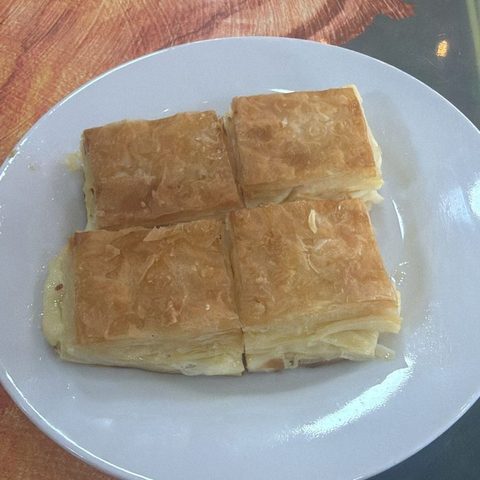 Tabakta kaşarlı Adana böreği