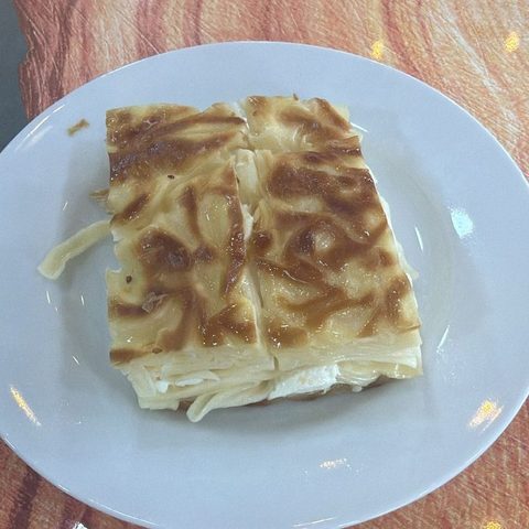 Tabakta tereyağlı beyaz peynirli su böreği