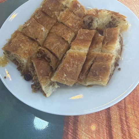 Tabakta dilimlenmiş kıymalı Sarıyer böreği