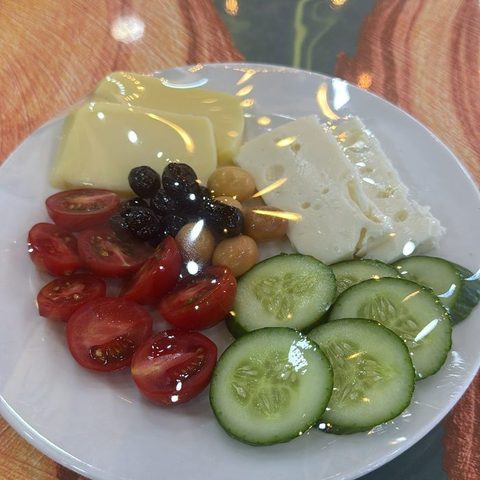 Tabakta kahvaltılık: beyaz peynir, kaşar, zeytin, domates ve salatalık