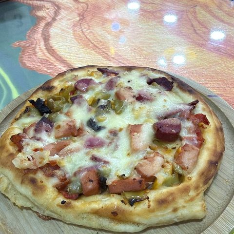 Tahtada karışık pizza