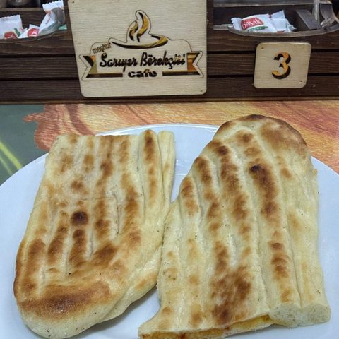 Tabakta kapalı pide dilimleri
