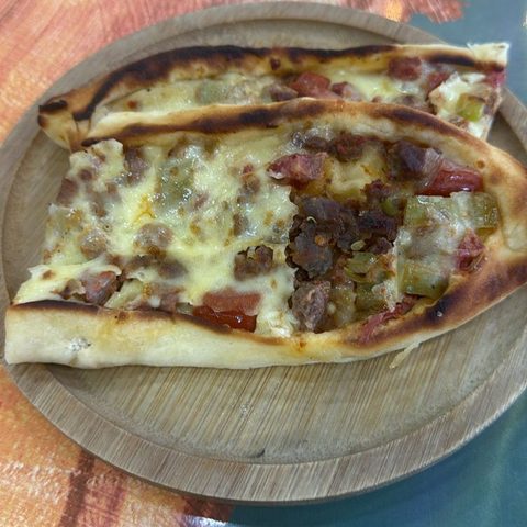 Tahtada kuş başılı pide