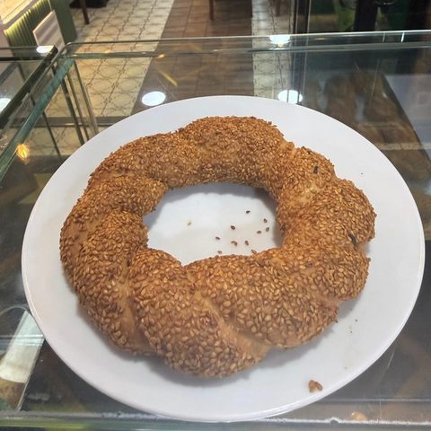Tabakta susamlı simit