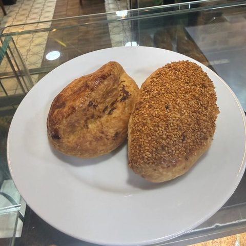 Tabakta sade ve susamlı poğaça