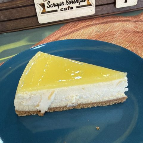 Tabakta limonlu cheesecake dilimi