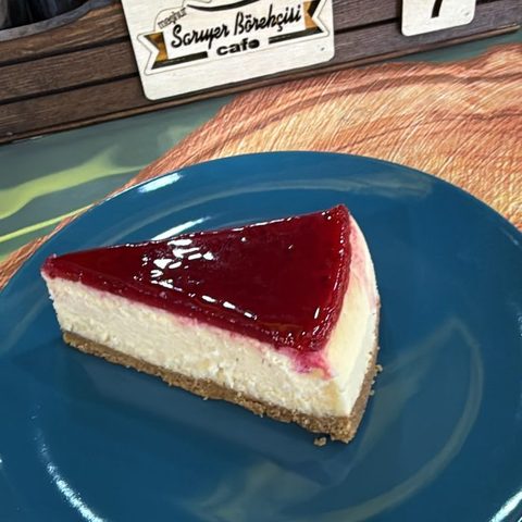 Tabakta meyve soslu cheesecake dilimi